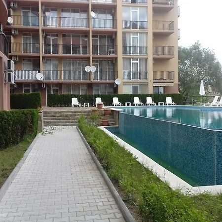 Lovely Studio With Balcony Pool View Апартамент